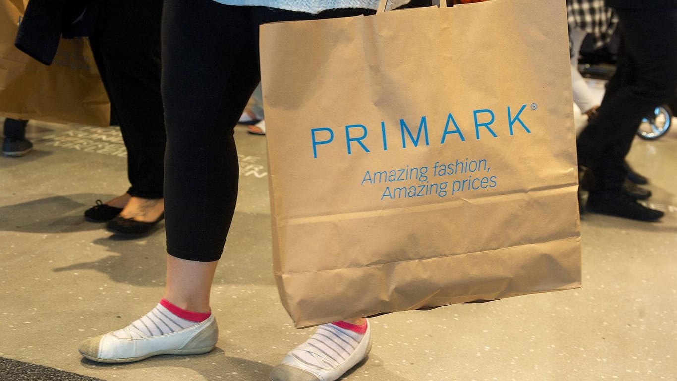 Eine Kundin mit Einkaufstasche von Primark bei der Eroeffnung der Filiale am Alexaderplatz in Berlin am 03.07.14.