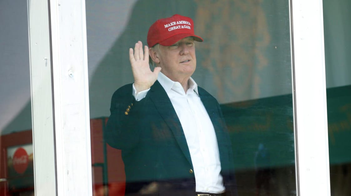 Donald Trump winkt während eines Turniers auf seinem Golfclub in Bedminster dem Publikum zu. Donald Trump winkt während eines Turniers auf seinem Golfclub in Bedminster dem Publikum zu.