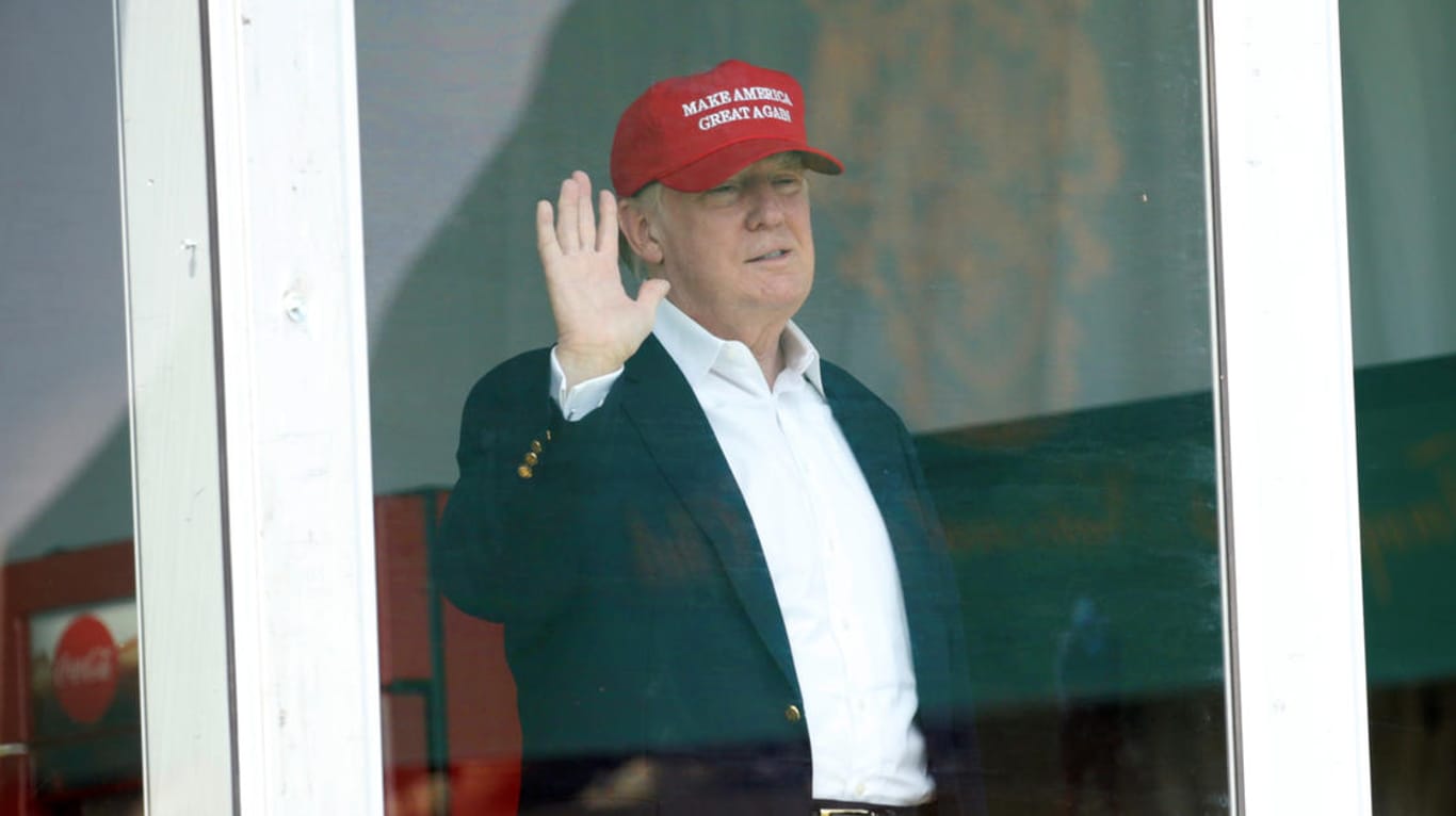 Donald Trump winkt während eines Turniers auf seinem Golfclub in Bedminster dem Publikum zu.