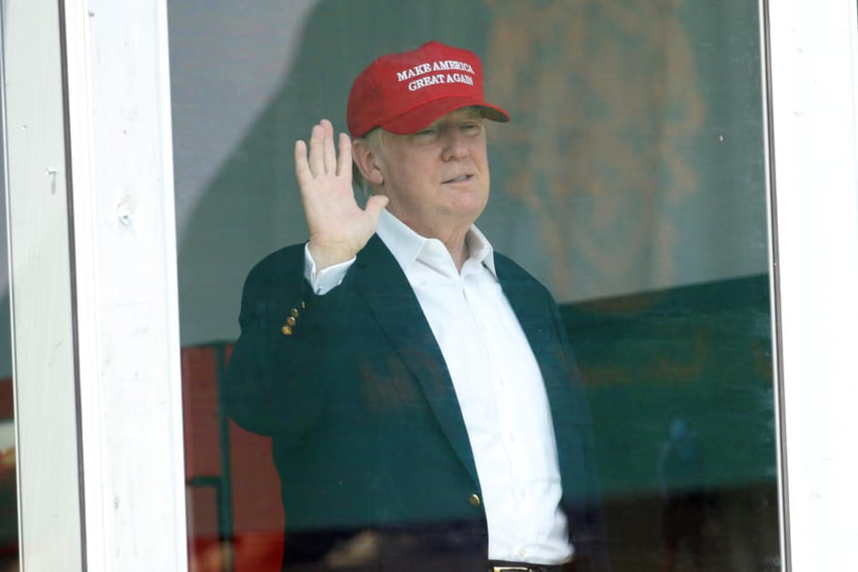 Donald Trump winkt während eines Turniers auf seinem Golfclub in Bedminster dem Publikum zu.