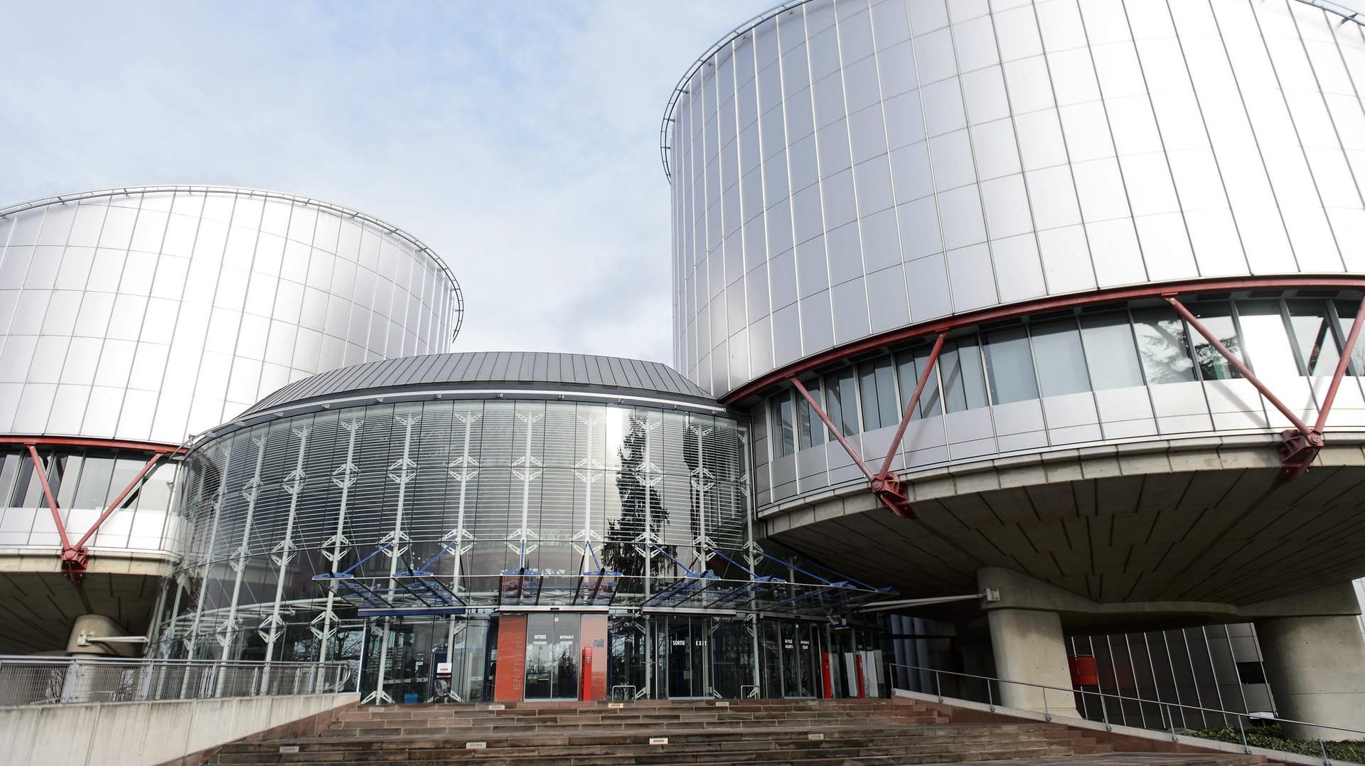 Im Europäischen Gerichtshof für Menschenrechte (EGMR) in Straßburg wurde die Abschiebung vom mutmaßlichen "Gefährder" verhindert. Im Europäischen Gerichtshof für Menschenrechte (EGMR) in Straßburg wurde die Abschiebung vom mutmaßlichen "Gefährder" verhindert.
