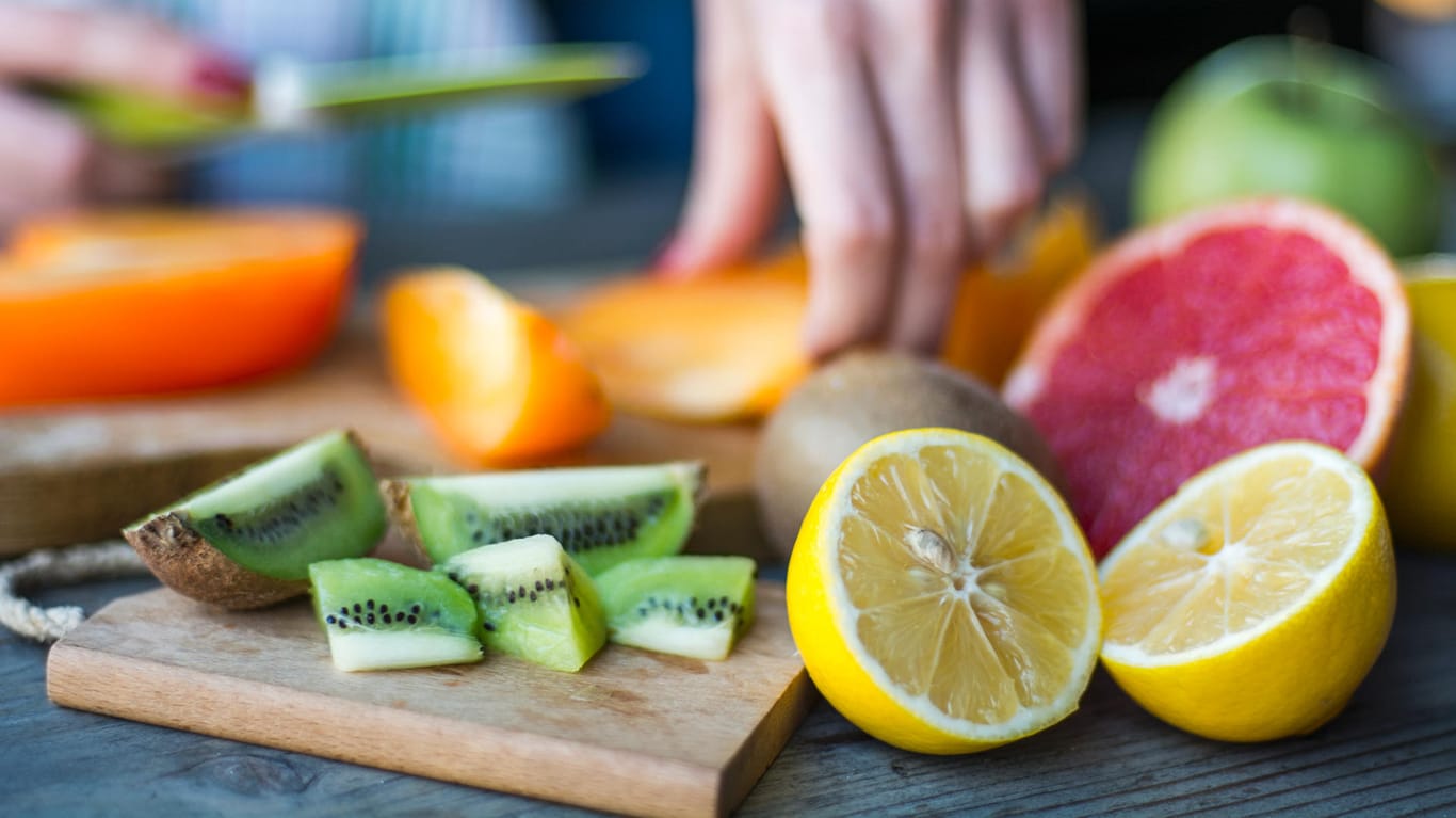 Verschiedene Früchte: Obst gehört zu einer ausgewogenen Ernährung dazu.