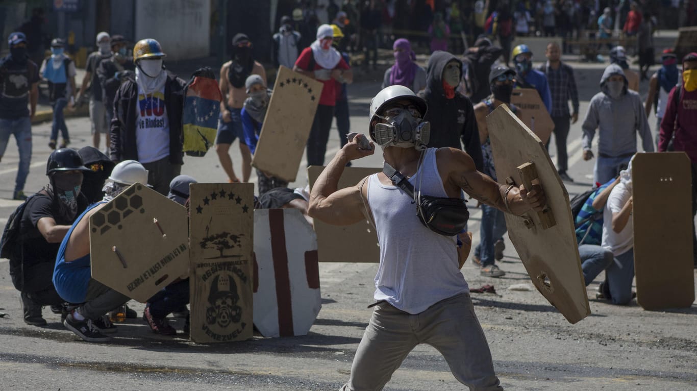 Demonstranten stoßen Ende Juli in Caracas mit Einsatzkräften der Polizei zusammen. Grund: Ein Machtkampf zwischen dem sozialistischen Präsidenten Nicolás Maduro und der Opposition.
