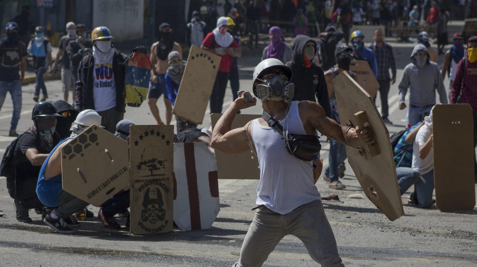 Demonstranten stoßen Ende Juli in Caracas mit Einsatzkräften der Polizei zusammen. Grund: Ein Machtkampf zwischen dem sozialistischen Präsidenten Nicolás Maduro und der Opposition.