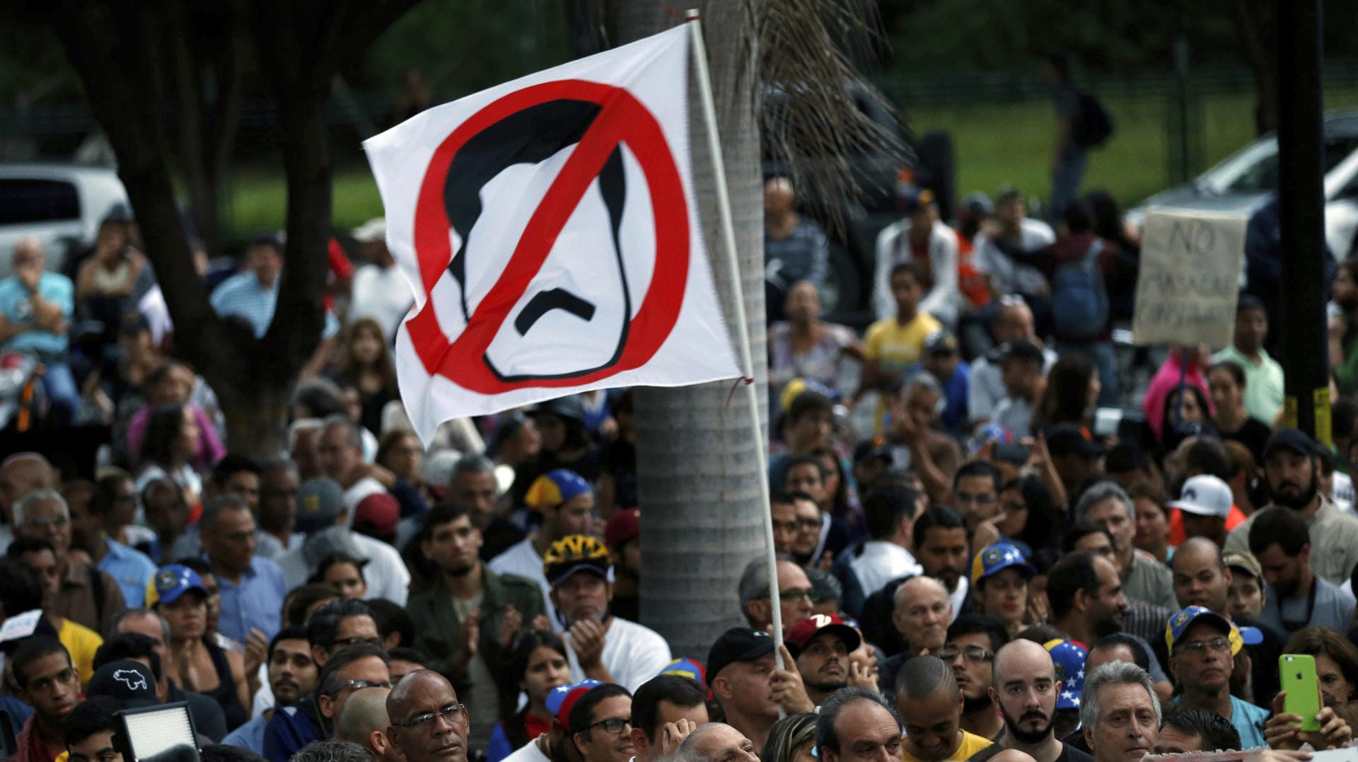 Anti-Regierungs-Demonstranten in Caracas bei einer Mahnwache zu Ehren von Opfern, die bei Straßenschlachten gestorben waren.