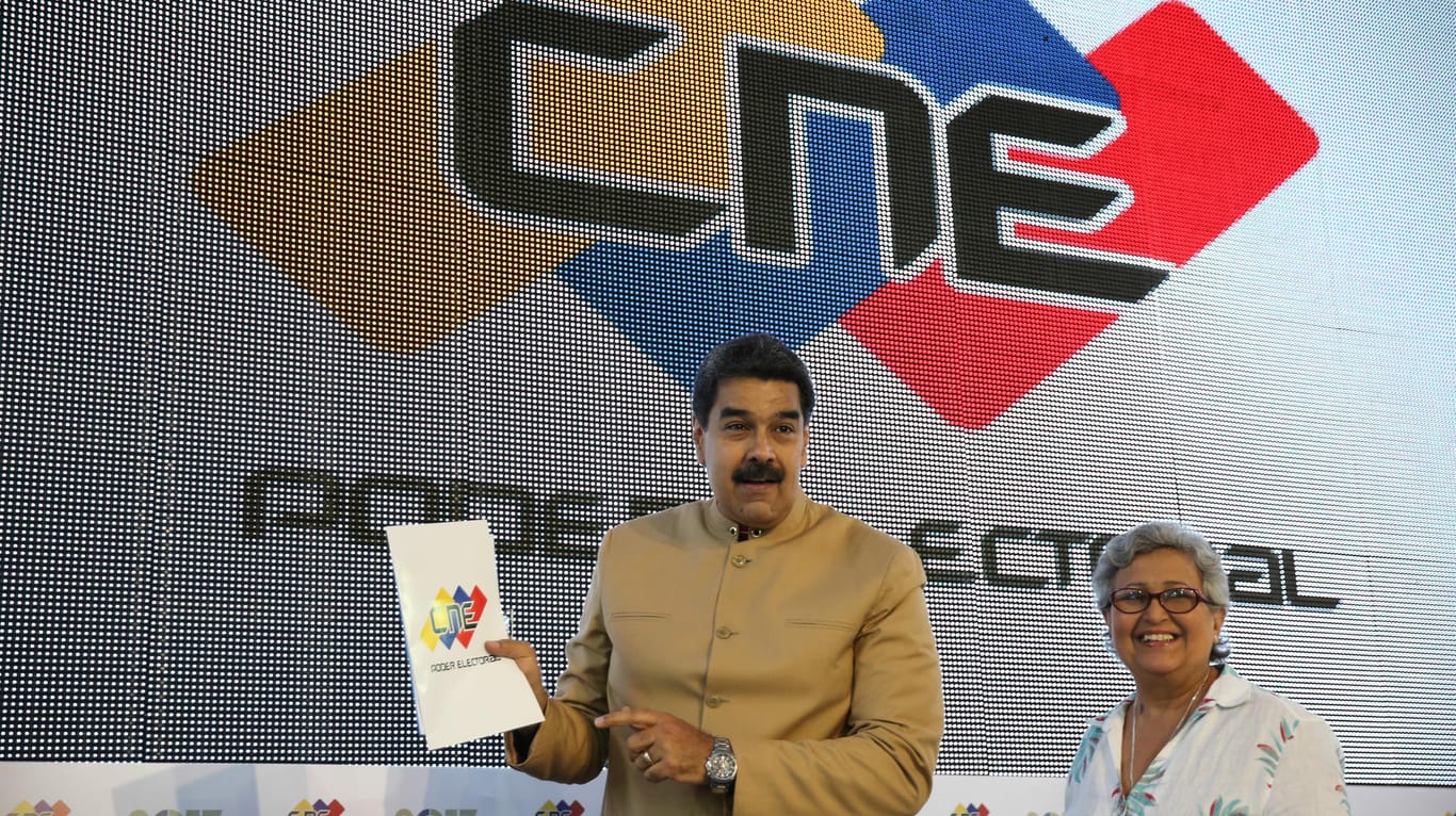 Venezuelas Präsident Nicolás Maduro hält am vergangenen Sonntag in Caracas die Ergebnisse der umstrittenen Wahl für eine Verfassungsgebende Versammlung in der Hand.