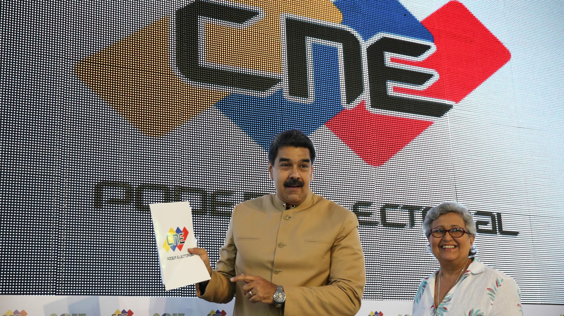 Venezuelas Präsident Nicolás Maduro hält am vergangenen Sonntag in Caracas die Ergebnisse der umstrittenen Wahl für eine Verfassungsgebende Versammlung in der Hand. Venezuelas Präsident Nicolás Maduro hält am vergangenen Sonntag in Caracas die Ergebnisse der umstrittenen Wahl für eine Verfassungsgebende Versammlung in der Hand.