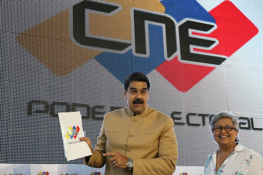 Venezuelas Präsident Nicolás Maduro hält am vergangenen Sonntag in Caracas die Ergebnisse der umstrittenen Wahl für eine Verfassungsgebende Versammlung in der Hand.