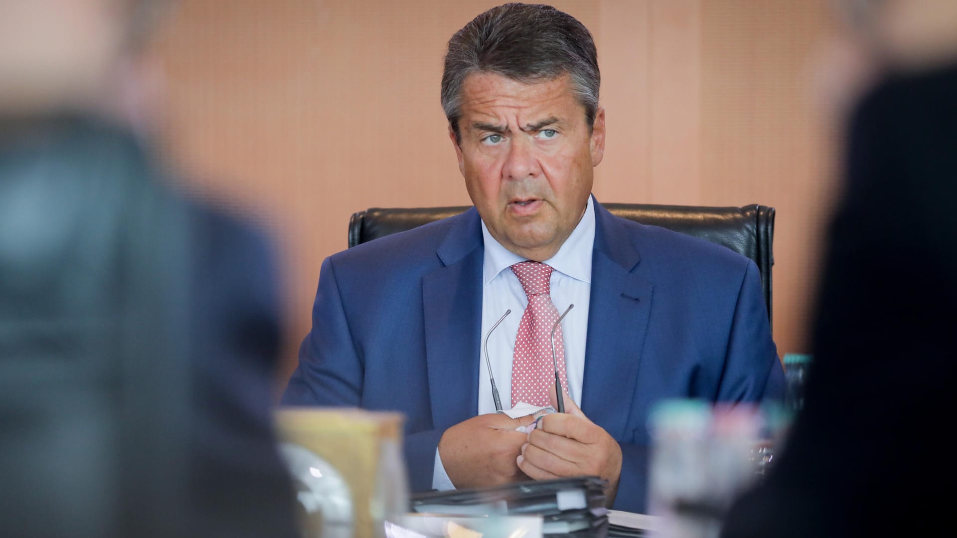 Vizekanzler und Außenminister Sigmar Gabriel leitet die Kabinettssitzung im Bundeskanzleramt während des Urlaubs der Bundeskanzlerin. Vizekanzler und Außenminister Sigmar Gabriel leitet die Kabinettssitzung im Bundeskanzleramt während des Urlaubs der Bundeskanzlerin.