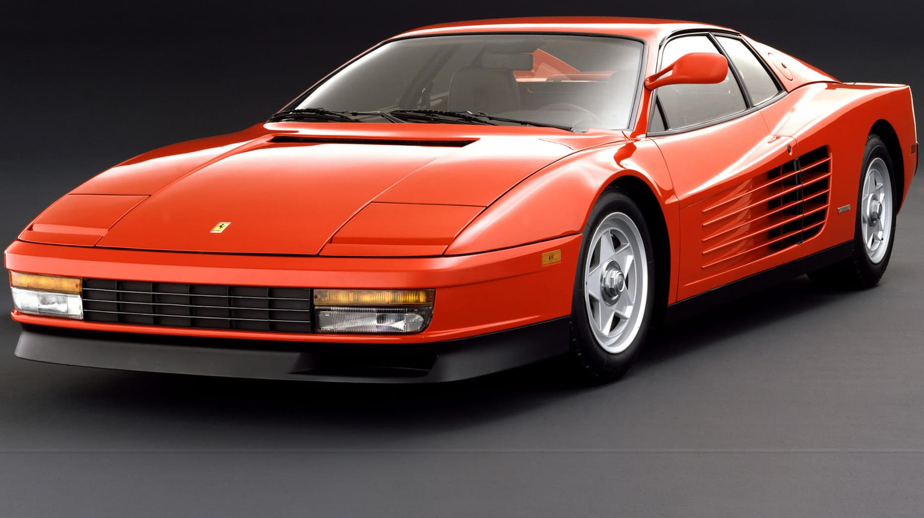 Das Design des Ferrari Testarossa brachte viele Tuner auf die Idee, andere Autos ähnlich erscheinen zulassen. Das Design des Ferrari Testarossa brachte viele Tuner auf die Idee, andere Autos ähnlich erscheinen zulassen.