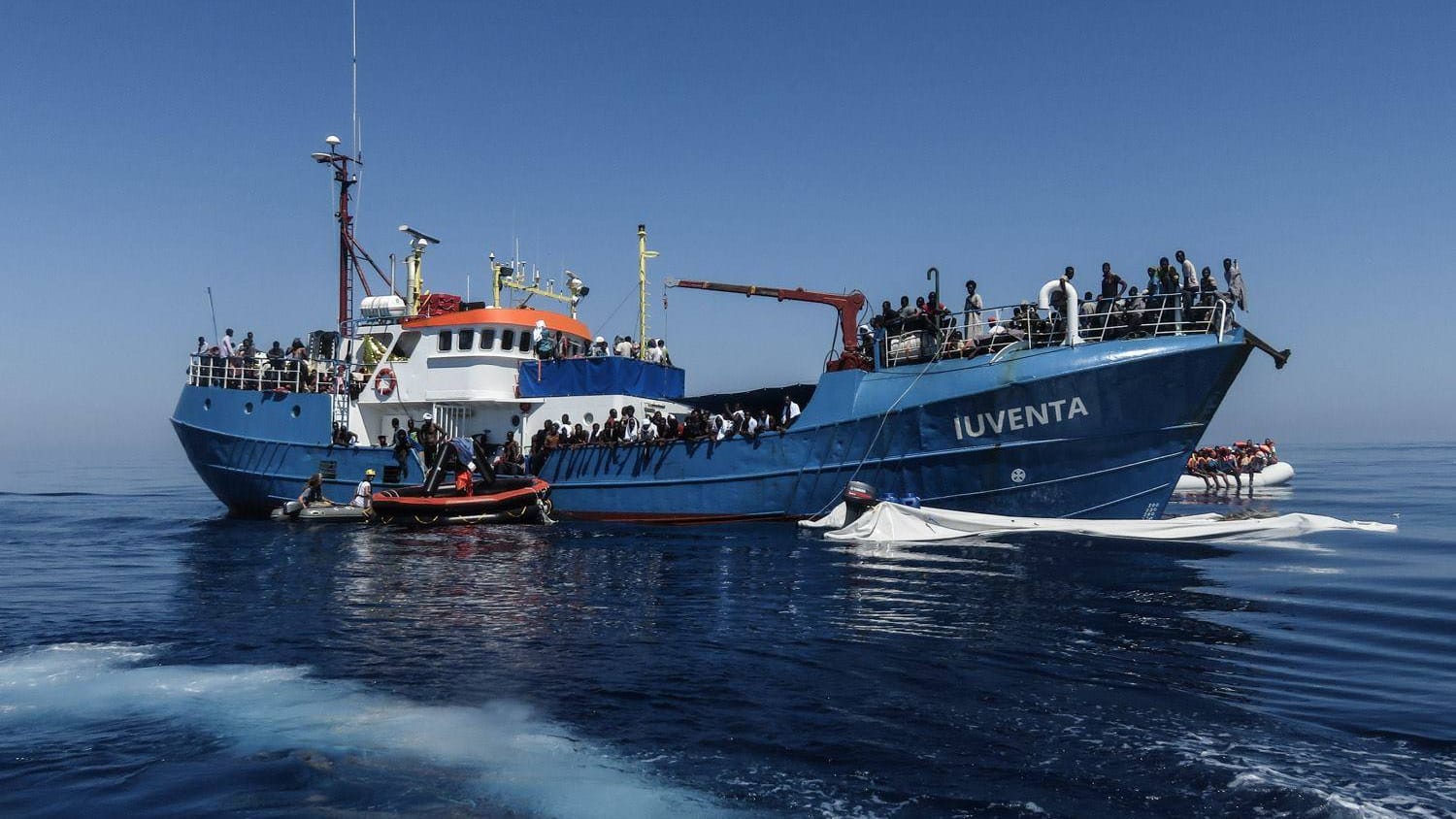 Flüchtlinge sitzen bei einem Einsatz an Bord des Schiffes "Iuventa" im Mittelmeer.