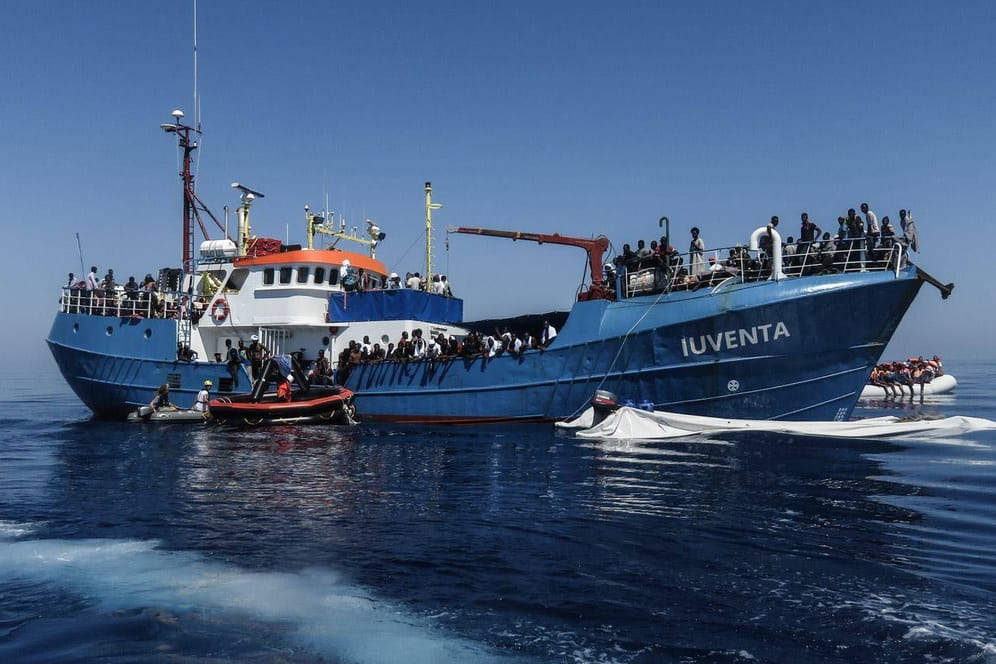 Flüchtlinge sitzen bei einem Einsatz an Bord des Schiffes "Iuventa" im Mittelmeer.