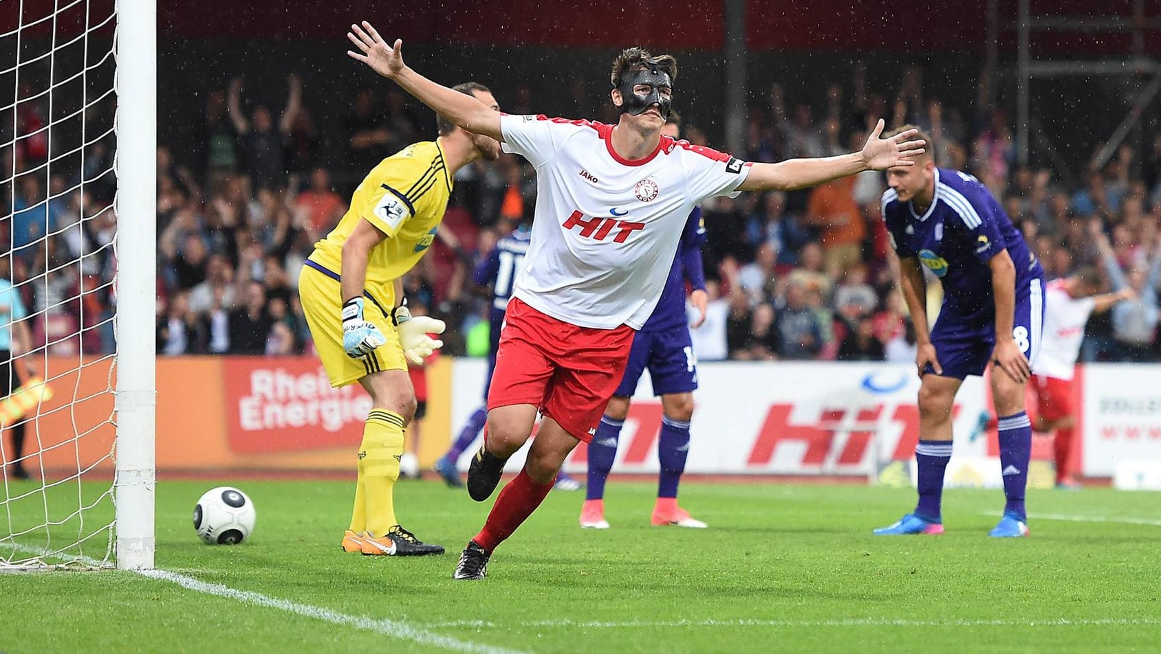 Markus Pazurek von Fortuna Köln jubelt über sein Tor zum 3:0 gegen Osnabrück.