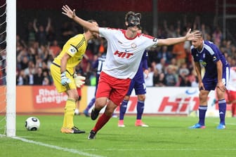 Markus Pazurek von Fortuna Köln jubelt über sein Tor zum 3:0 gegen Osnabrück.