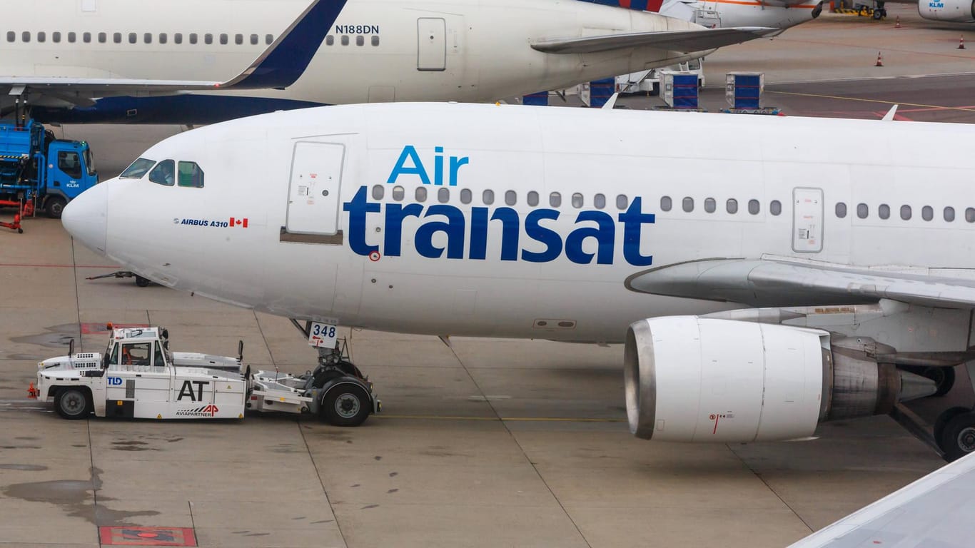 Ein Flugzeug der Airline Air Transat auf der Rollbahn (Symbolbild).