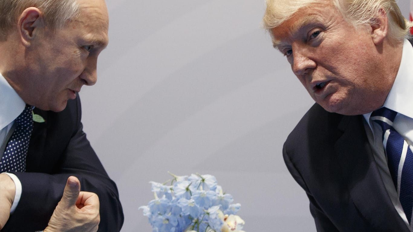 US-Präsident Donald Trump und der russische Präsident Wladimir Putin während eines Treffens beim G20-Gipfel in Hamburg.