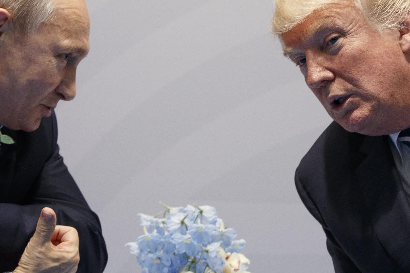 US-Präsident Donald Trump und der russische Präsident Wladimir Putin während eines Treffens beim G20-Gipfel in Hamburg.