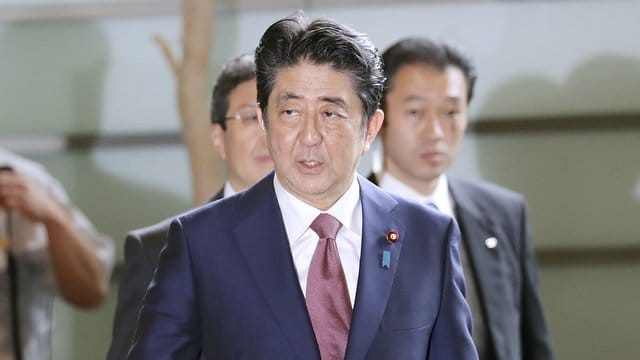 Der japanische Premierminister Shinzo Abe hat sein Kabinett umgebildet. Der japanische Premierminister Shinzo Abe hat sein Kabinett umgebildet.
