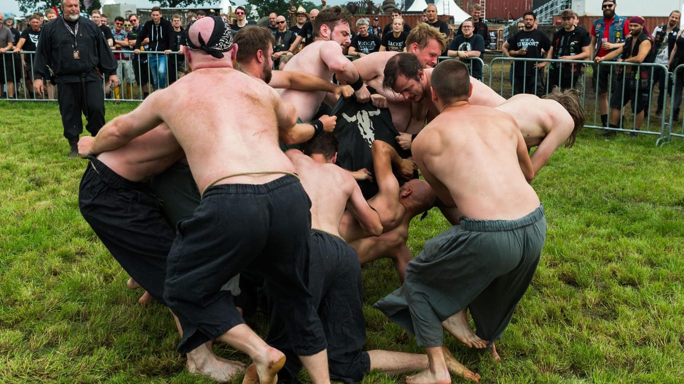 Die Besucher kämpfen in Wacken auf dem Festivalgelände um einen mit Tannenzapfen gefüllten Stoffsack. Das Spiel ist aus dem Mittelalter bekannt als "Bruchenball".