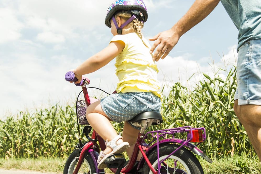 Damit das Fahrradfahren zur Freude und nicht zu einem Unfall führt, sollte bei der Anschaffung eines Rads auf bestimmte Aspekte geachtet werden.