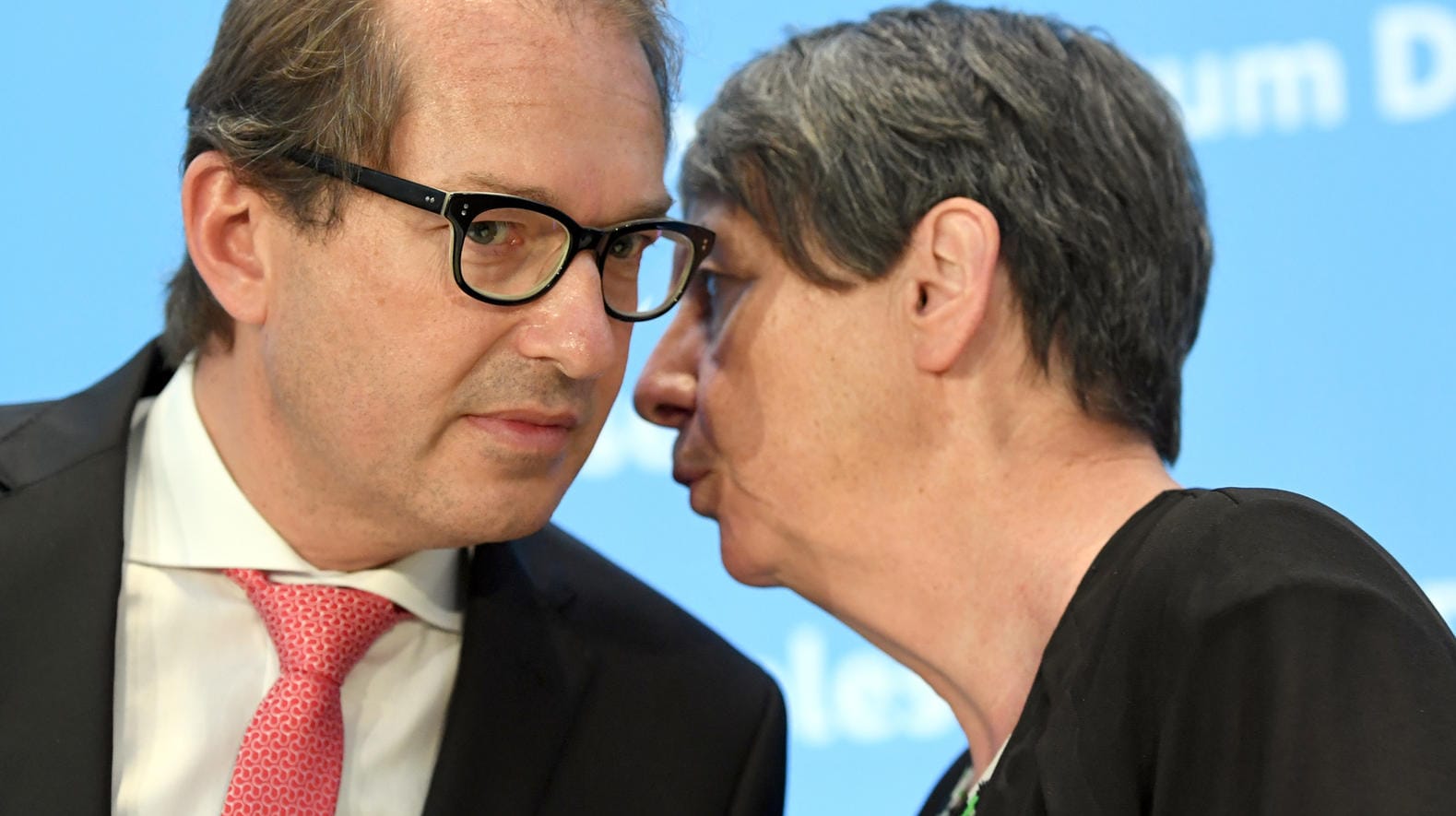 Bundesverkehrsminister Alexander Dobrindt (CSU) und Bundesumweltministerin Barbara Hendricks (SPD) besprechen sich am 02.08.2017 in Berlin im Verkehrsministerium nach dem Diesel-Gipfel. Bundesverkehrsminister Alexander Dobrindt (CSU) und Bundesumweltministerin Barbara Hendricks (SPD) besprechen sich am 02.08.2017 in Berlin im Verkehrsministerium nach dem Diesel-Gipfel.