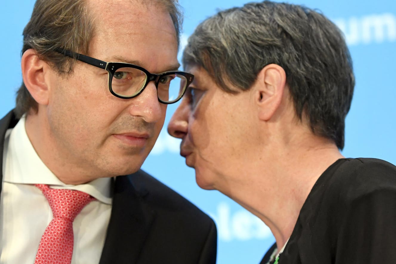 Bundesverkehrsminister Alexander Dobrindt (CSU) und Bundesumweltministerin Barbara Hendricks (SPD) besprechen sich am 02.08.2017 in Berlin im Verkehrsministerium nach dem Diesel-Gipfel.