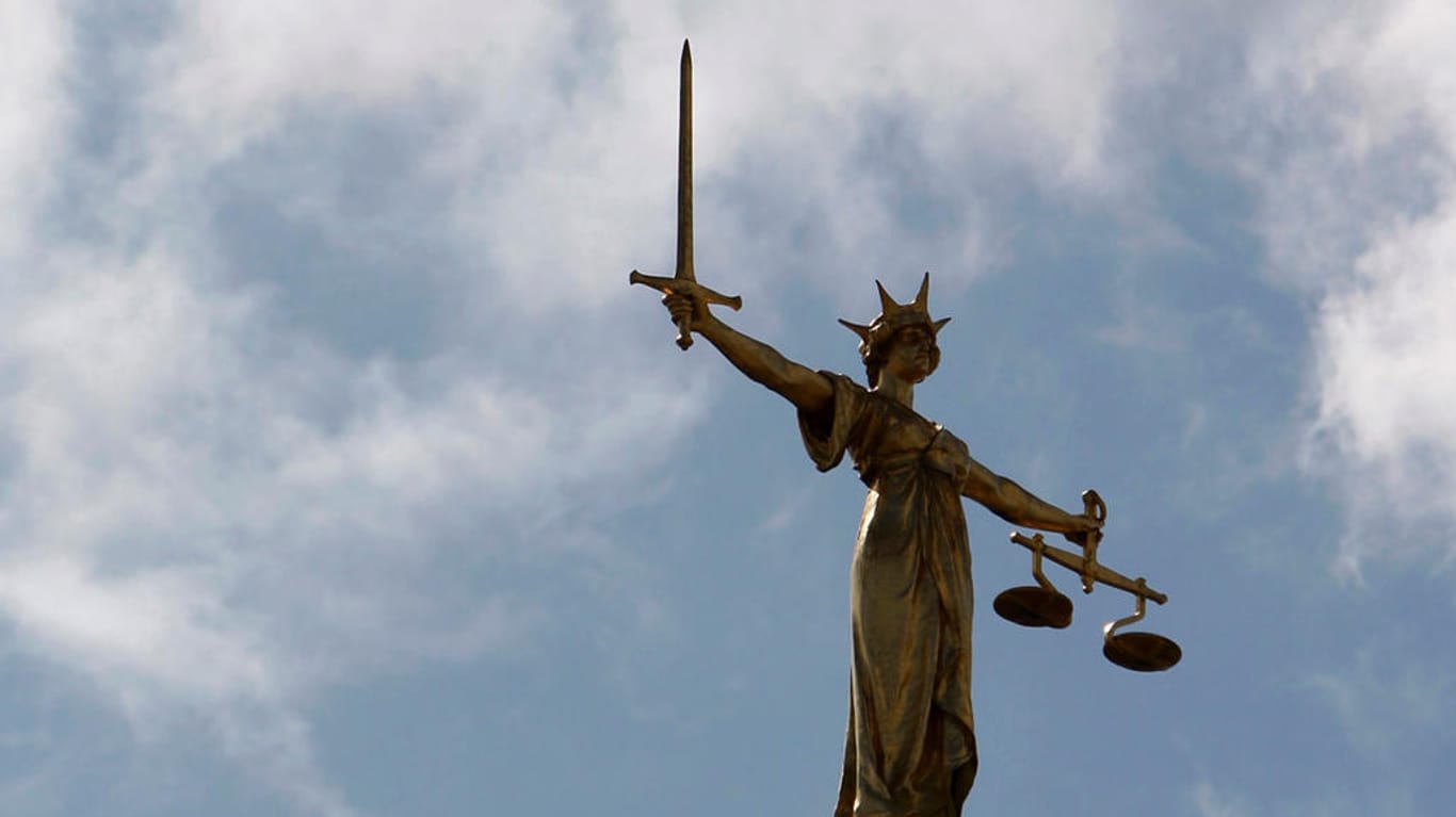 Statue der Justitia auf dem Dach des Kriminalgerichts "Old Bailey" in London.