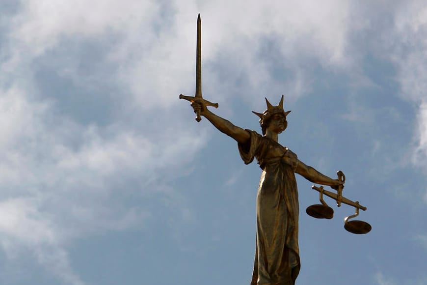 Statue der Justitia auf dem Dach des Kriminalgerichts "Old Bailey" in London.