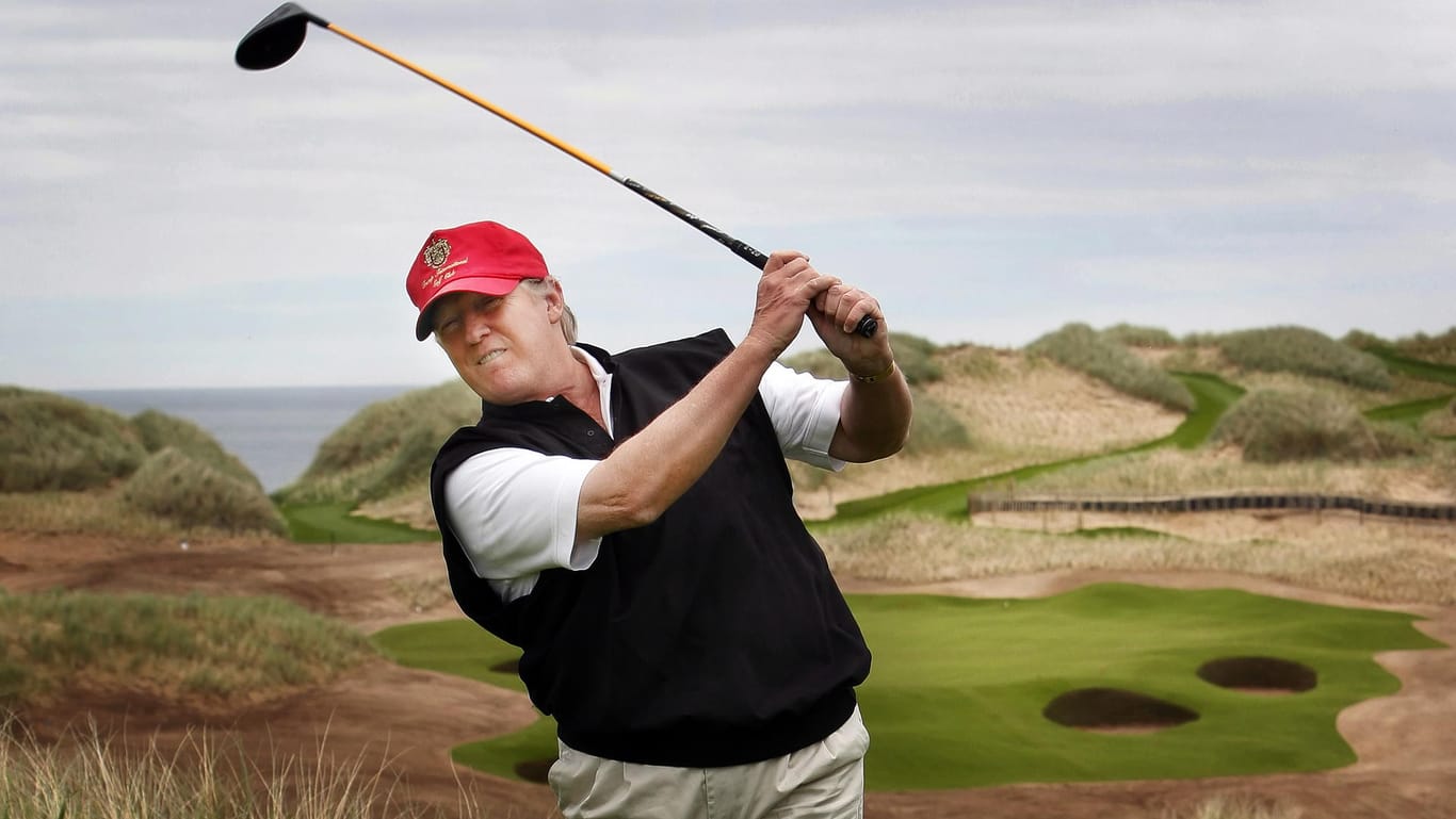 Donald Trump spielt Golf (Aufnahme vom Juli 2011).