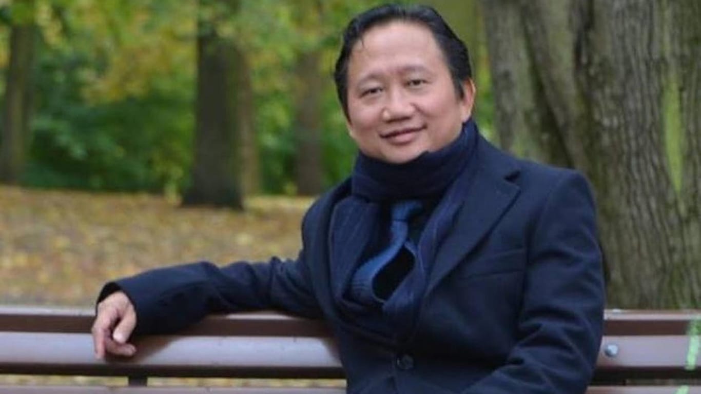 Trinh Xuan Thanh, ein Geschäftsmann und ehemaliger Funktionär von Vietnams Kommunistischer Partei (KP), sitzt in Berlin auf einer Parkbank.