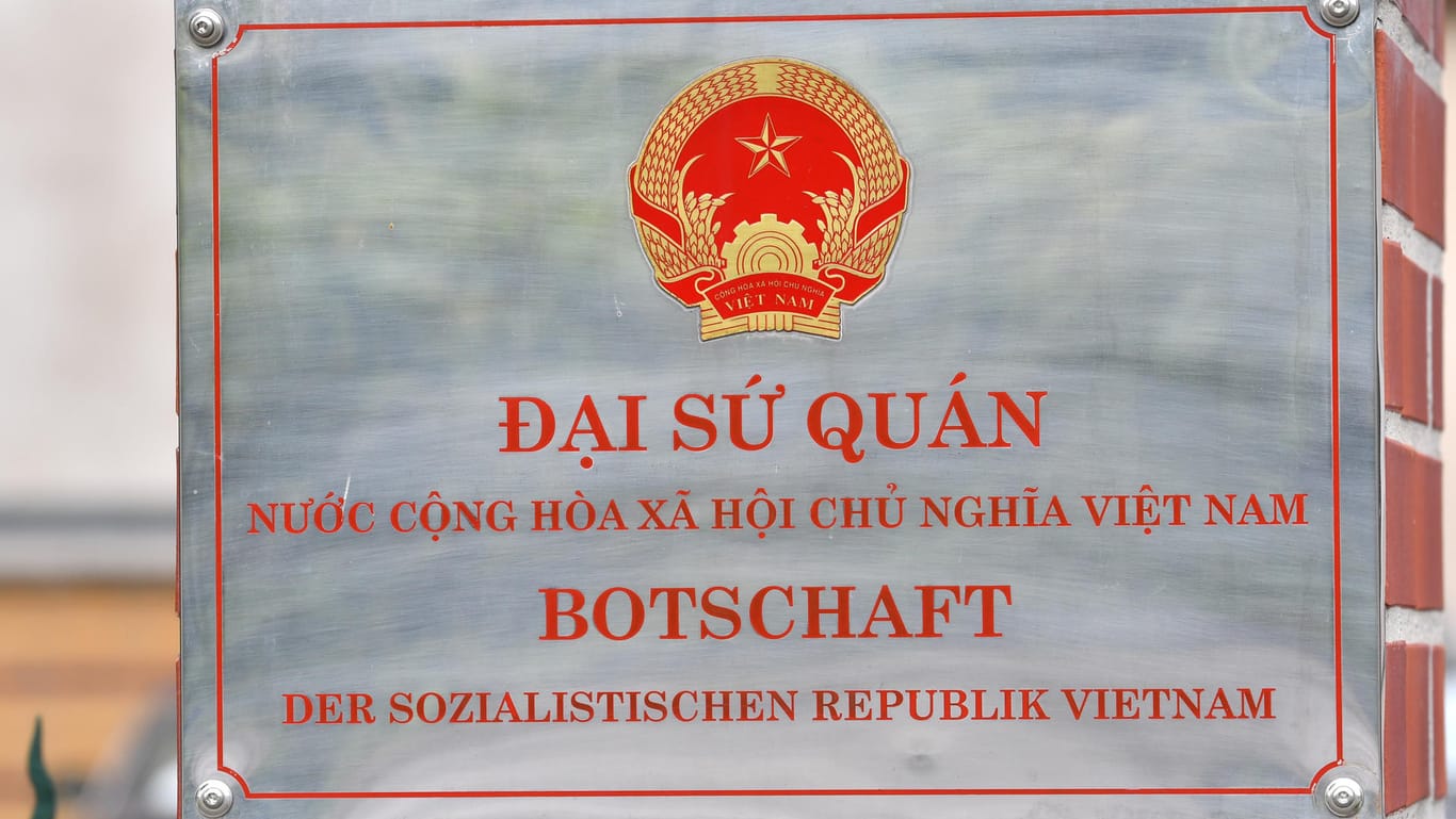 Ein Schild hängt in Berlin am Eingang zum Gelände der Botschaft von Vietnam.