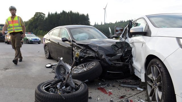 Zwei beschädigte Autos stehen auf der Autobahn 8 zwischen den Anschlussstellen Adelzhausen und Odelzhausen nach einer Unfallserie auf der Fahrbahn.