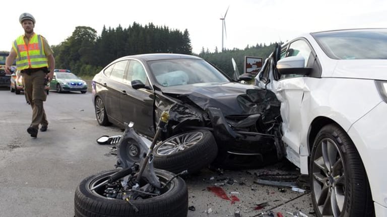 Zwei beschädigte Autos stehen auf der Autobahn 8 zwischen den Anschlussstellen Adelzhausen und Odelzhausen nach einer Unfallserie auf der Fahrbahn.