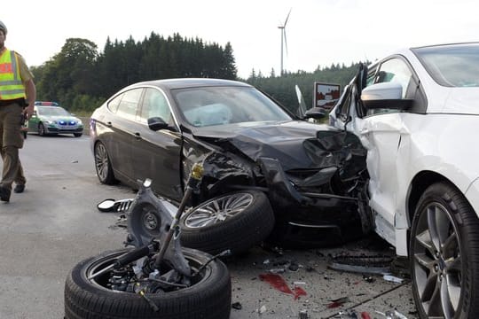 Zwei beschädigte Autos stehen auf der Autobahn 8 zwischen den Anschlussstellen Adelzhausen und Odelzhausen nach einer Unfallserie auf der Fahrbahn.