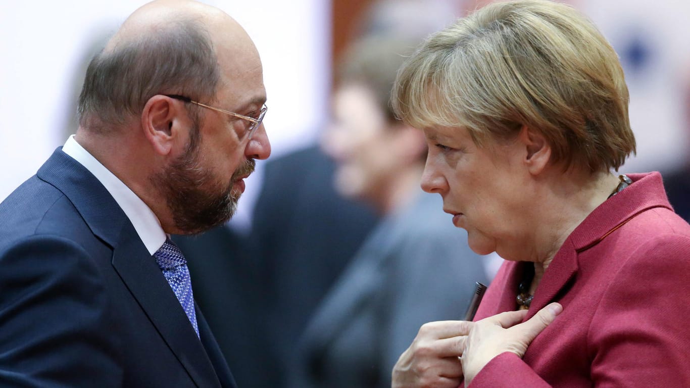 SPD-Kanzlerkandidat Martin Schulz und Bundeskanzlerin Angela Merkel unterhalten in Brüssel vor Beginn des EU-Gipfels (2014).
