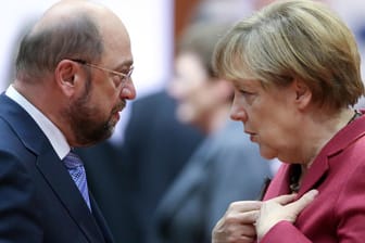 SPD-Kanzlerkandidat Martin Schulz und Bundeskanzlerin Angela Merkel unterhalten in Brüssel vor Beginn des EU-Gipfels (2014).