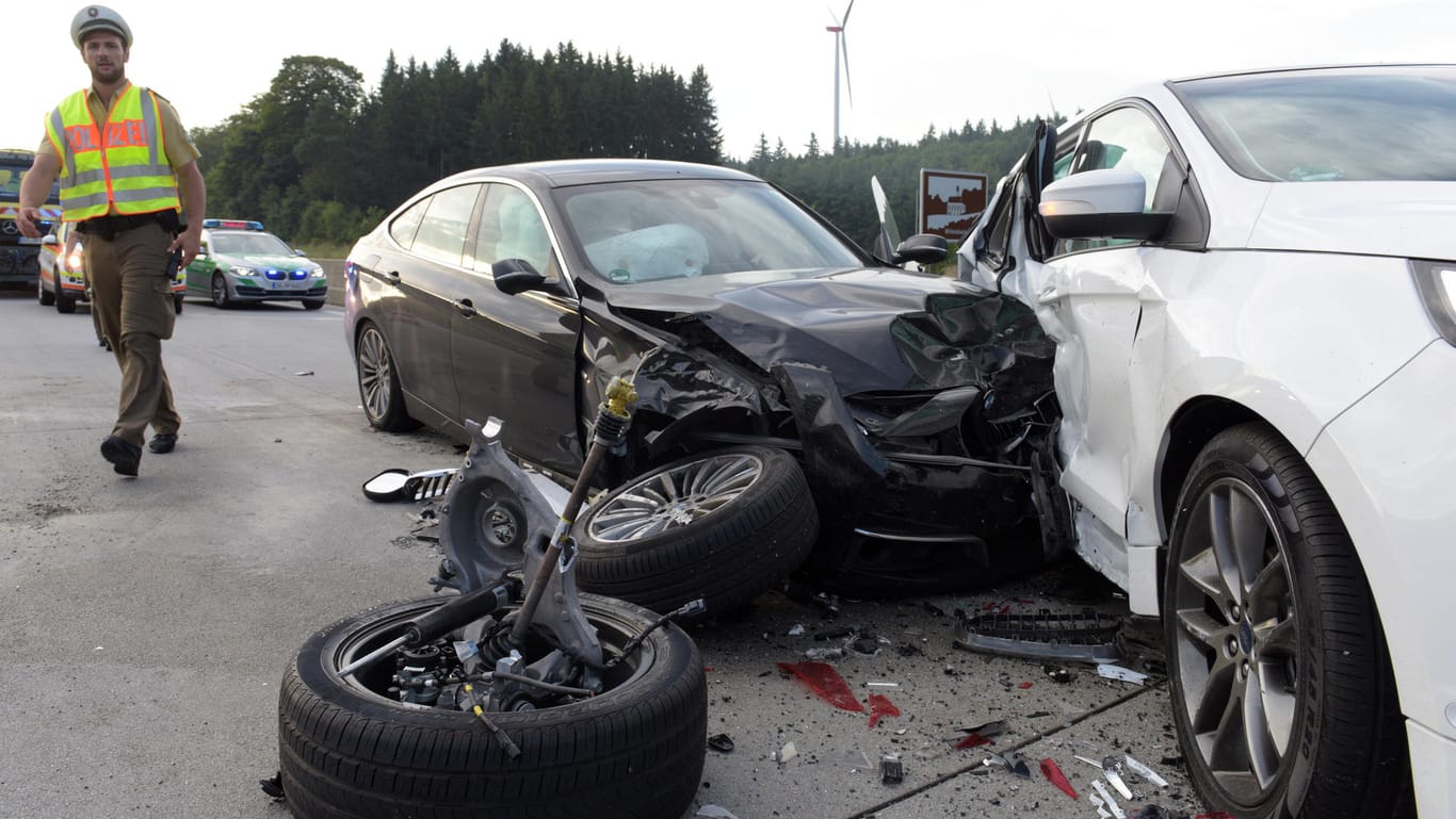 Zwei beschädigte Autos stehen auf der Autobahn 8 zwischen den Anschlussstellen Adelzhausen und Odelzhausen nach einer Unfallserie auf der Fahrbahn.