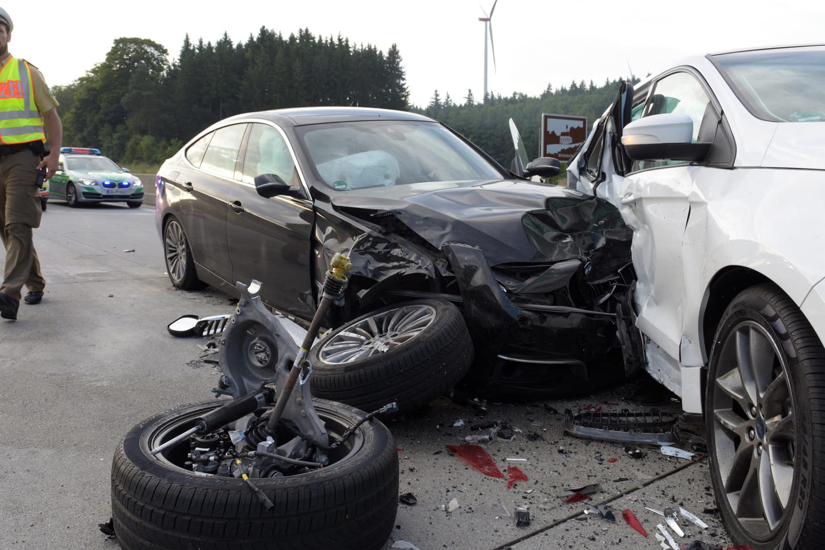 Zwei beschädigte Autos stehen auf der Autobahn 8 zwischen den Anschlussstellen Adelzhausen und Odelzhausen nach einer Unfallserie auf der Fahrbahn.