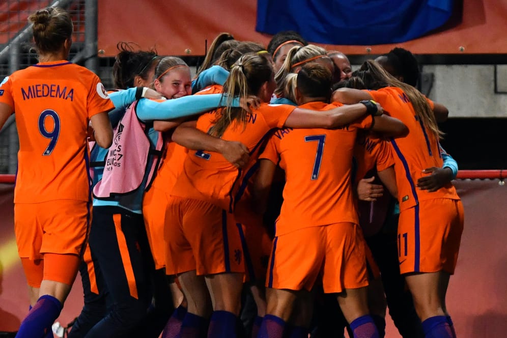 Die Nationalmannschaft der Niederlande jubelt über den Sieg gegen England.