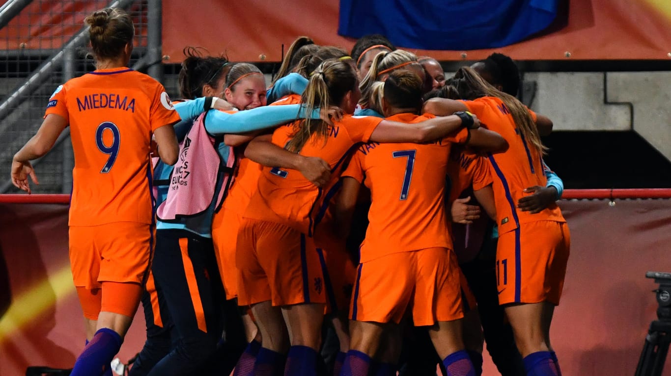 Die Nationalmannschaft der Niederlande jubelt über den Sieg gegen England.