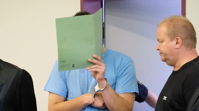 Der Angeklagte wird vor der Urteilsverkündung in den Gerichtssaal geführt. Der Angeklagte wird vor der Urteilsverkündung in den Gerichtssaal geführt.