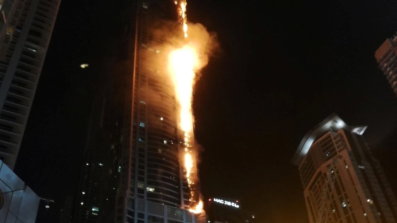 Flammen schossen in der Nacht aus dem Torch Tower in Dubai in den Vereinigten Arabischen Emiraten.