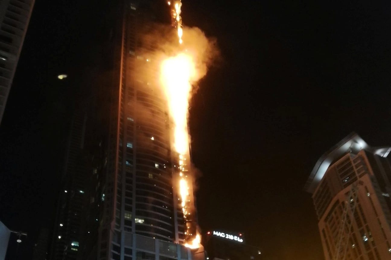 Flammen schossen in der Nacht aus dem Torch Tower in Dubai in den Vereinigten Arabischen Emiraten.