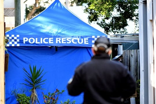 Ermittler durchsuchen ein Anwesen in Sydney aufgrund eines Terrorismus-Verdachts.