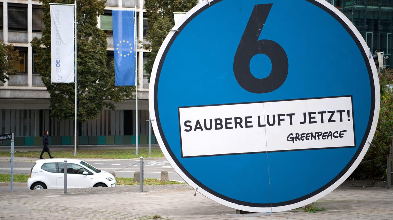 Mit einem Protestplakat, das eine blaue Plakette darstellen soll, protestierte Greenpeace am 07.10.16 in Stuttgart gegen die Luftverschmutzung durch Diesel-Fahrzeuge.