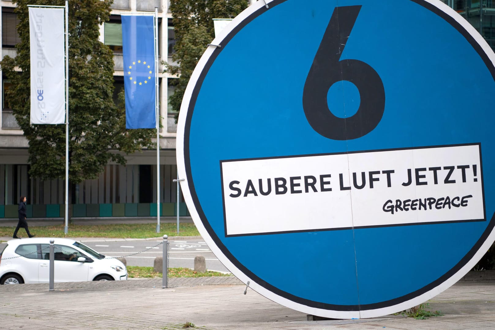 Mit einem Protestplakat, das eine blaue Plakette darstellen soll, protestierte Greenpeace am 07.10.16 in Stuttgart gegen die Luftverschmutzung durch Diesel-Fahrzeuge.