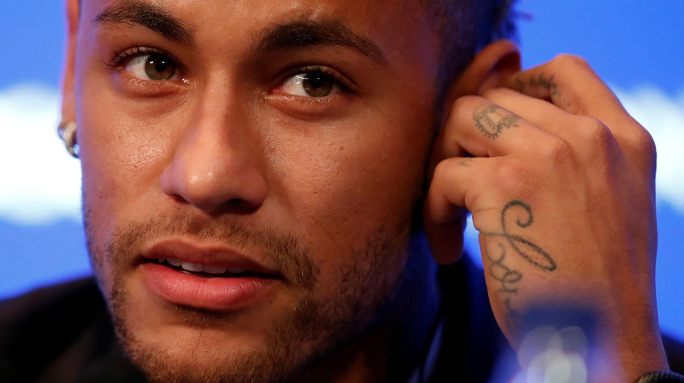 Neymar im Presseraum von PSG.