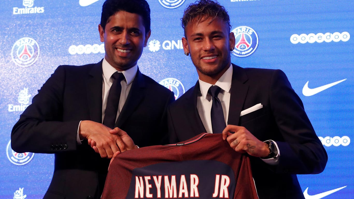 Neymar (r.) präsentiert mit Nasser Al-Khelaifi sein PSG-Trikot.