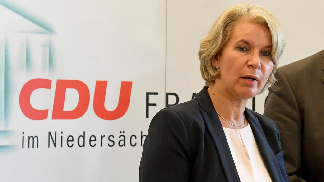 Die Ex-Grünen-Politikerin Elke Twesten bei einer Pressekonferenz am Freitag im Landtag in Hannover.
