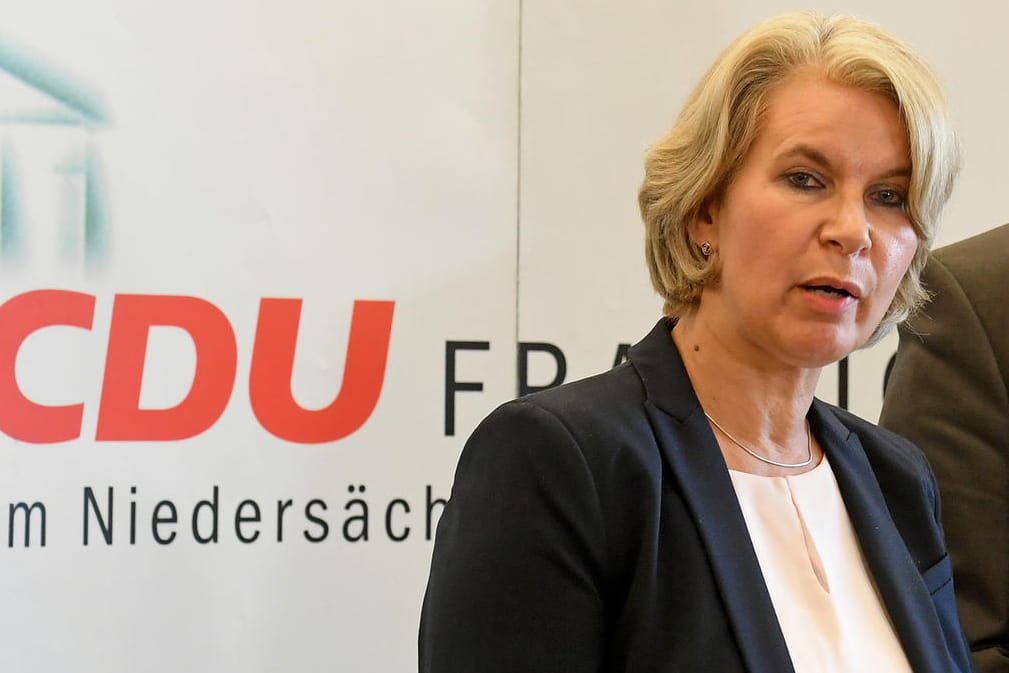 Die Ex-Grünen-Politikerin Elke Twesten bei einer Pressekonferenz am Freitag im Landtag in Hannover.